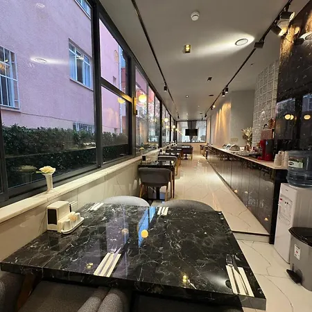 Отель Volonte & *